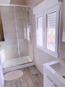 uma casa de banho com um chuveiro e um lavatório. em Hostal El Castillo Alcala De Guadaira em Alcalá de Guadaíra