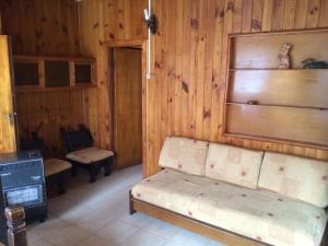 Camera con letto, tavolo e sedia di Cabañas Los Castaños a Licán Ray