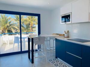 A kitchen or kitchenette at Apartamento Brumar2 Corralejo