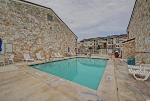 una piscina frente a un edificio de piedra en Motel 6-San Antonio, TX - Downtown - Market Square, en San Antonio