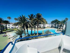 The swimming pool at or close to Apartamento Brumar2 Corralejo