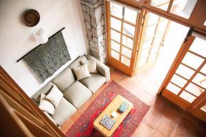 an overhead view of a living room with a couch and a table at Hotel Rancho San Cayetano in Zitácuaro