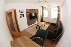 ein Wohnzimmer mit einem Sofa und einem Tisch in der Unterkunft Jessop Haus in Lübeck