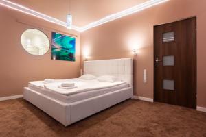 Łóżko lub łóżka w pokoju w obiekcie Royal De Luxe Apartment