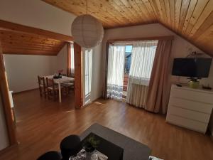 sala de estar con mesa y TV en Apartment Corak, en Grabovac