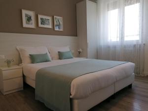 a bedroom with a large bed and a window at Bed da Anna in Peschiera del Garda