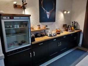 Nhà bếp/bếp nhỏ tại Logis Hotel Le Cerf