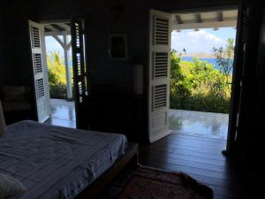 Un pat sau paturi într-o cameră la LA MAISON BLEUE - Les Hauts de la Baie +24 fotografii