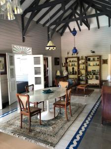 Imagine din galeria proprietății LA MAISON BLEUE - Les Hauts de la Baie în Terre-de-Bas