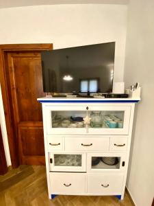 TV a/nebo společenská místnost v ubytování Casa bouganville Vignola Mare