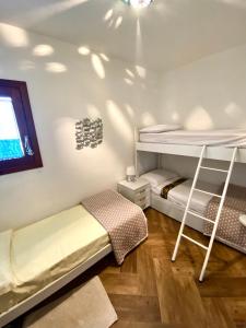 Postel nebo postele na pokoji v ubytování Casa bouganville Vignola Mare