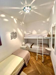 Postel nebo postele na pokoji v ubytování Casa bouganville Vignola Mare