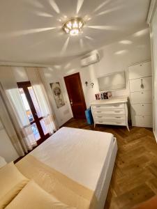 Postel nebo postele na pokoji v ubytování Casa bouganville Vignola Mare + 15 fotografií