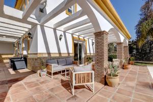 Gallery image of 088 Bright and Spacious Andalusian Style Villa With Private Pool in Fuengirola