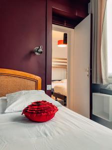 Postel nebo postele na pokoji v ubytování Garden Hotel Rennes Centre Gare