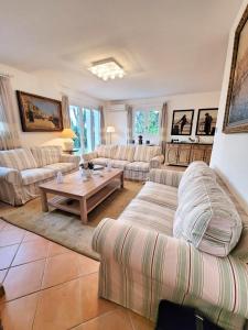 een woonkamer met banken en een salontafel bij Beautiful House For 8 With Garden And Pool in Saint-Cyr-sur-Mer