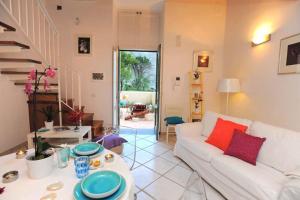 sala de estar con sofá blanco y mesa en Loft Apartments by AMALFIVACATION en Amalfi