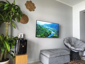 Televízia a/alebo spoločenská miestnosť v ubytovaní Luxury Seaview Appartment