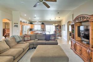 sala de estar con sofá y TV de pantalla plana en Large Casa with Heated Pool and Fenced-in Backyard! en Lake Havasu City