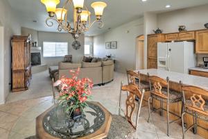 cocina y sala de estar con mesa y sofá en Large Casa with Heated Pool and Fenced-in Backyard! en Lake Havasu City