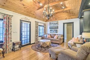 Seating area sa Eclectic Osage Cottage in Historic District