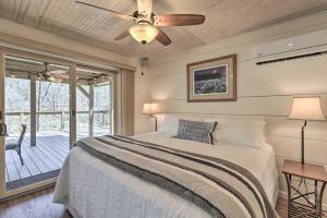 Letto o letti in una camera di Stunning Culloden Cabin with Deck and Creek View!