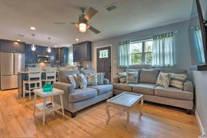 sala de estar con 2 sofás y cocina en Gulf Breeze Home with Pool, Grill and Fire Pit, en Gulf Breeze