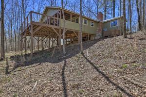 Imagen de la galería de Stunning Culloden Cabin with Deck and Creek View!, en Culloden