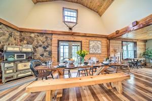 uma sala de jantar com uma mesa de madeira e cadeiras em Rose Valley House Yard, Deck and Game Room! 