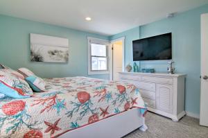 Μια τηλεόραση ή/και κέντρο ψυχαγωγίας στο Idyllic South Bethany Home with Private Beach Access