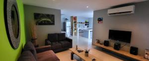 Televisyen dan/atau pusat hiburan di Sunny Hill Apartment