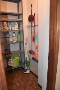 un armario con cepillo de dientes en un estante y una escoba en CASA CARLOTTA (Cipat 022104-AT-010301) en Levico Terme