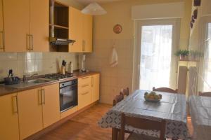 una cocina con una mesa con un bol de fruta. en CASA CARLOTTA (Cipat 022104-AT-010301) en Levico Terme