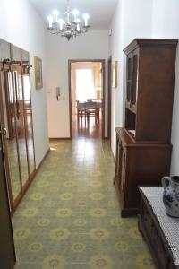 pasillo con sala de estar y comedor en CASA CARLOTTA (Cipat 022104-AT-010301), en Levico Terme