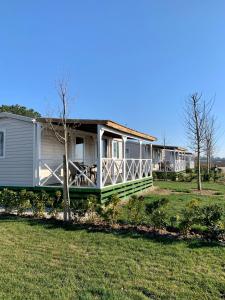 a row of modular homes in a yard at Agriturismo Nonno Mario in Fossone dʼAdige