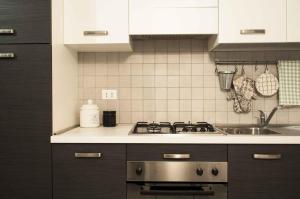 A kitchen or kitchenette at Via de' Falegnami 6 Apartment by Wonderful Italy