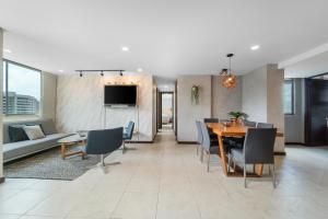 TV a/nebo společenská místnost v ubytování Apartamentos Poblado Alejandría by HOUSY HOST + 70 fotografií