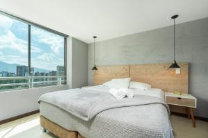 Ein Bett oder Betten in einem Zimmer der Unterkunft Apartamentos Poblado Alejandría by HOUSY HOST