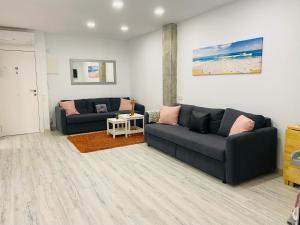 Sala de estar con 2 sofás y mesa en Apartamento Salvis Terraza, en Platja d'Aro