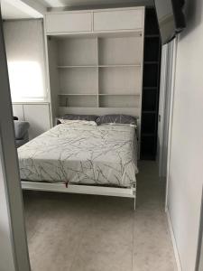 een slaapkamer met een bed in een kamer bij Calvario 4 in Vigo