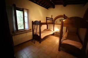 Двухъярусная кровать или двухъярусные кровати в номере Agriturismo Il Vignone