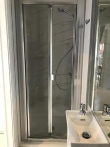 bagno con doccia, lavandino e specchio di Calvario 4 a Vigo