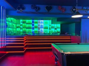 Biliár nebo kulečník v ubytování Palm Beach Hotel