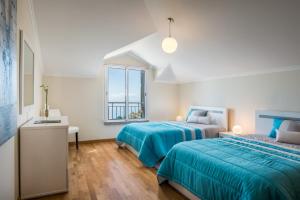 a bedroom with two beds and a window at Savana Apartment By Atlantic Holiday in Caniço