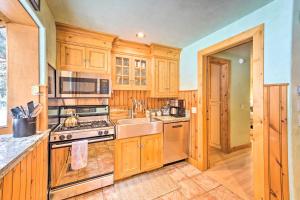 une cuisine avec des armoires en bois et un évier dans l'établissement Sun Valley Family House with Fire Pit and Grill!, à Sun Valley