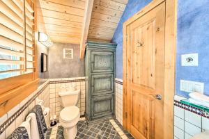 une salle de bain avec toilettes et porte en bois dans l'établissement Sun Valley Family House with Fire Pit and Grill!, à Sun Valley 23 autres photos