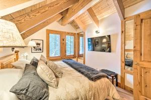 une chambre avec un lit dans une pièce avec des plafonds en bois dans l'établissement Sun Valley Family House with Fire Pit and Grill!, à Sun Valley