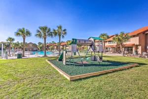 einen Spielplatz in einem Park neben einem Pool in der Unterkunft Panama City Beach Townhome - Walk to Beach! in Panama City Beach