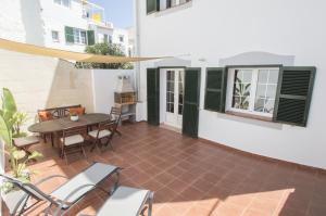 balcón con mesa y sillas y patio en Casa Maria by Sonne Villas, en Ferreries