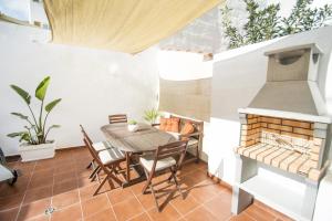 ein Esszimmer mit einem Tisch und einem Kamin in der Unterkunft Casa Maria by Sonne Villas in Ferreries